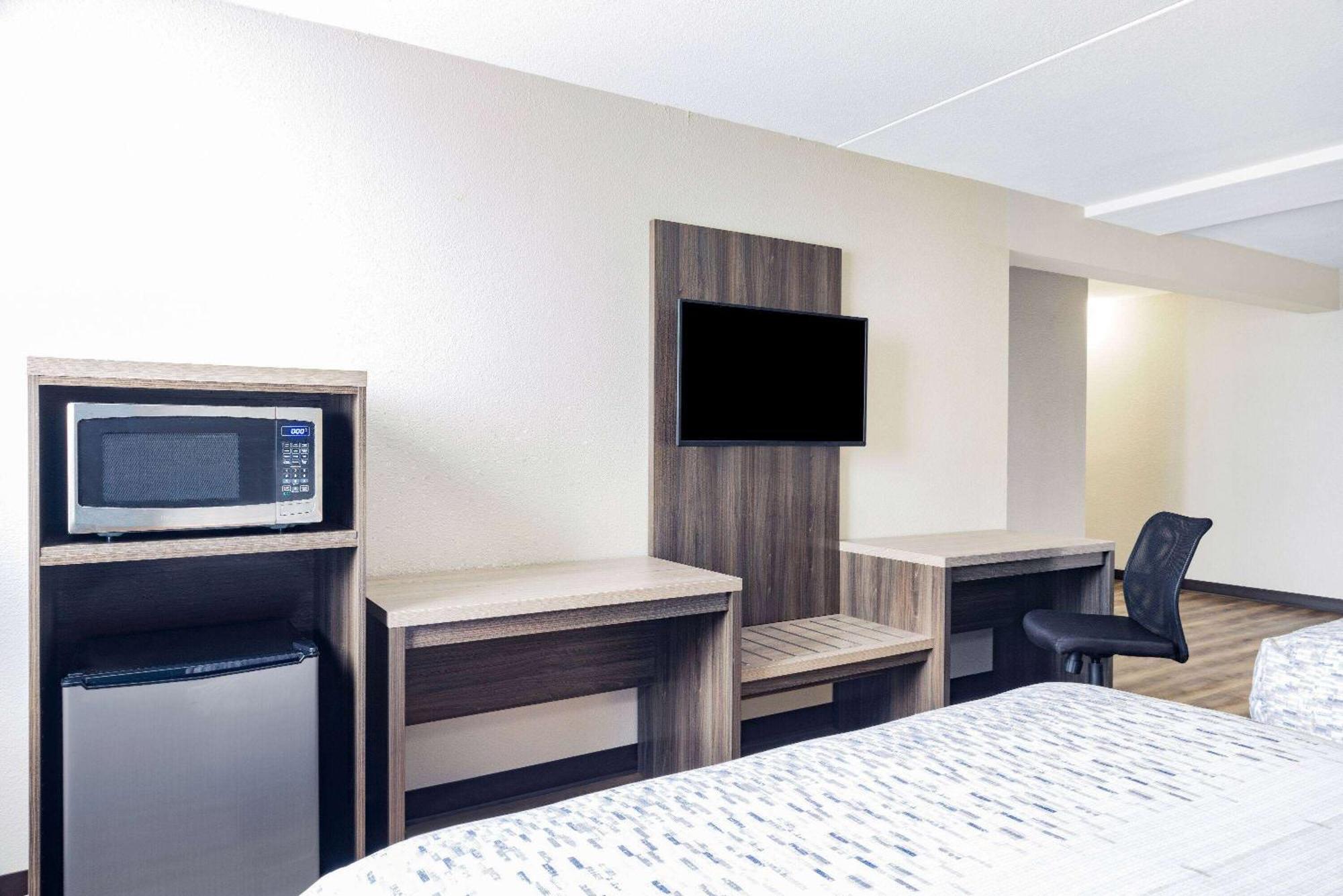 Wingate By Wyndham Wichita Airport Hotel Exterior photo