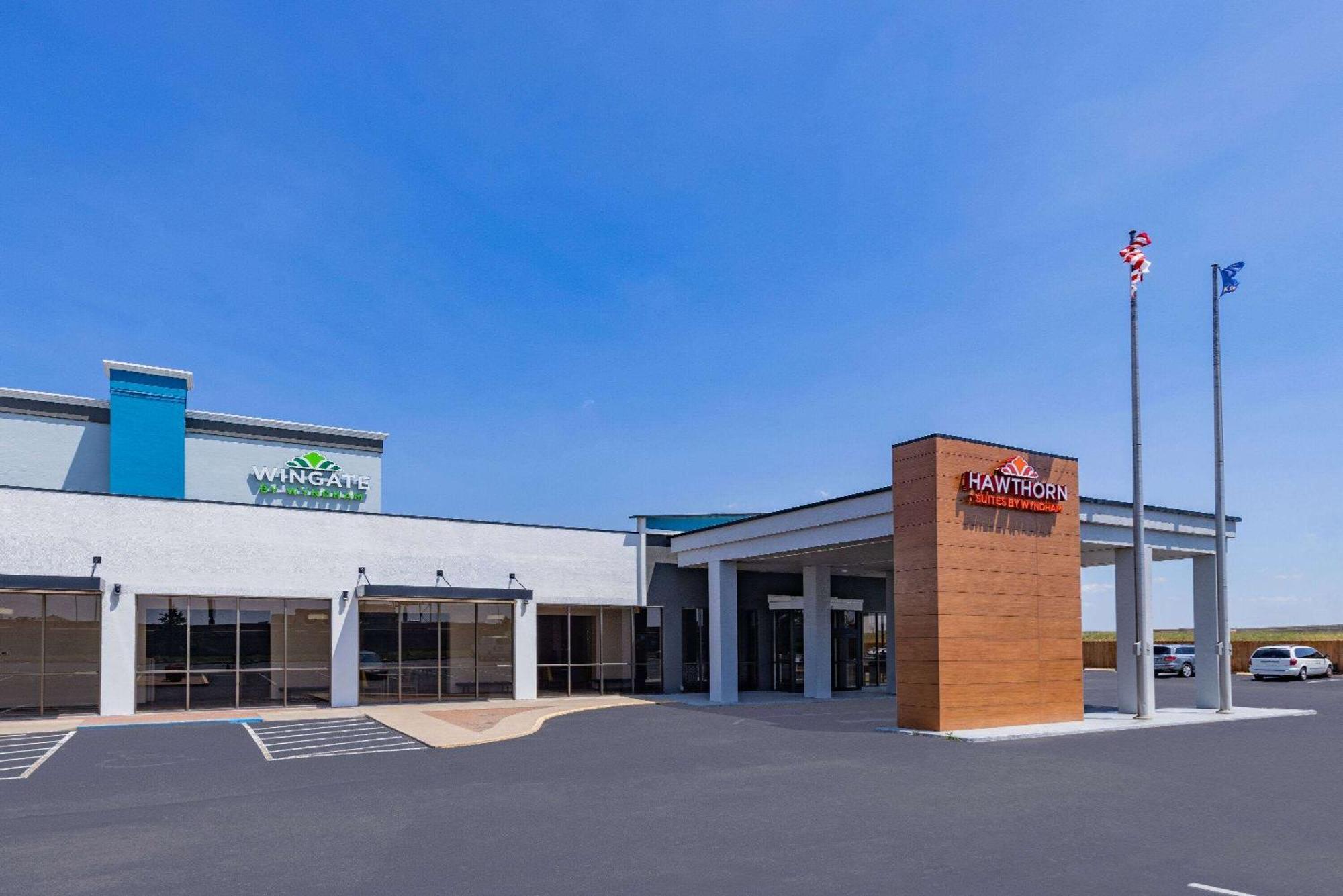 Wingate By Wyndham Wichita Airport Hotel Exterior photo