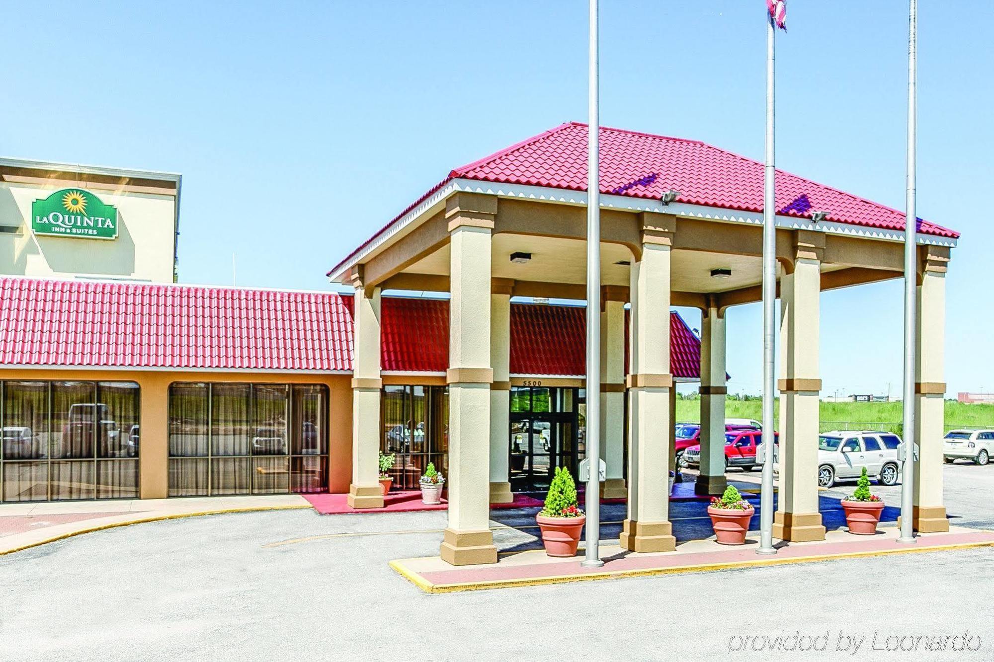 Wingate By Wyndham Wichita Airport Hotel Exterior photo