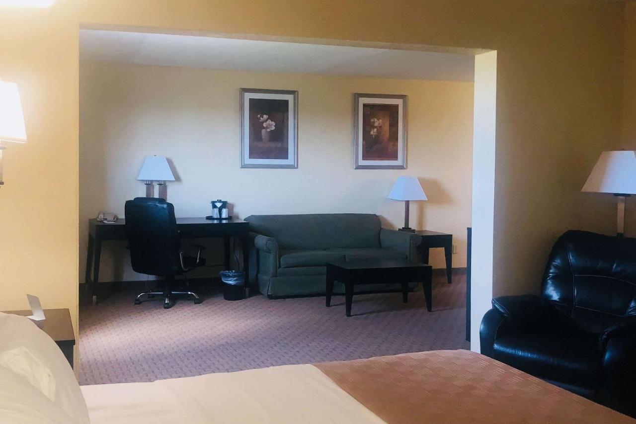 Wingate By Wyndham Wichita Airport Hotel Exterior photo