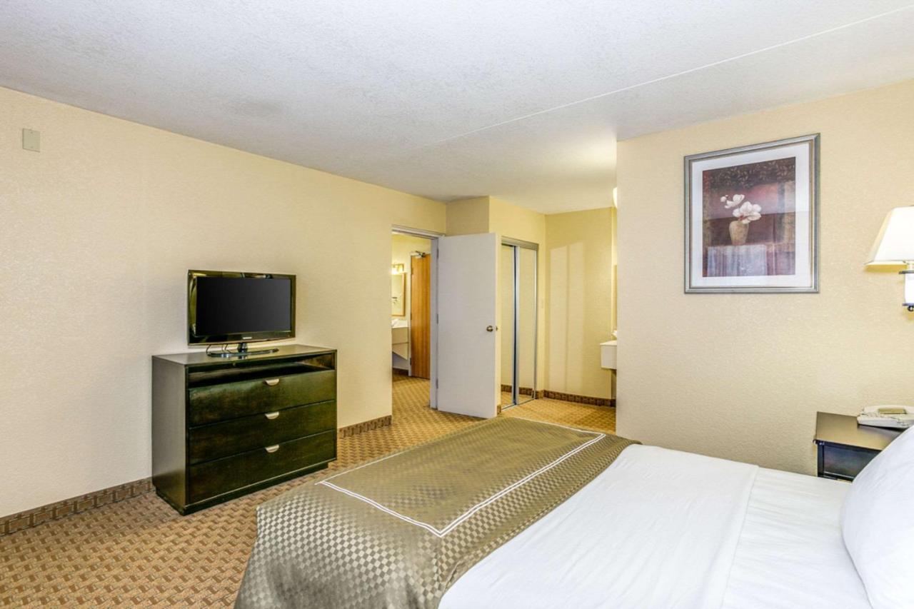 Wingate By Wyndham Wichita Airport Hotel Exterior photo
