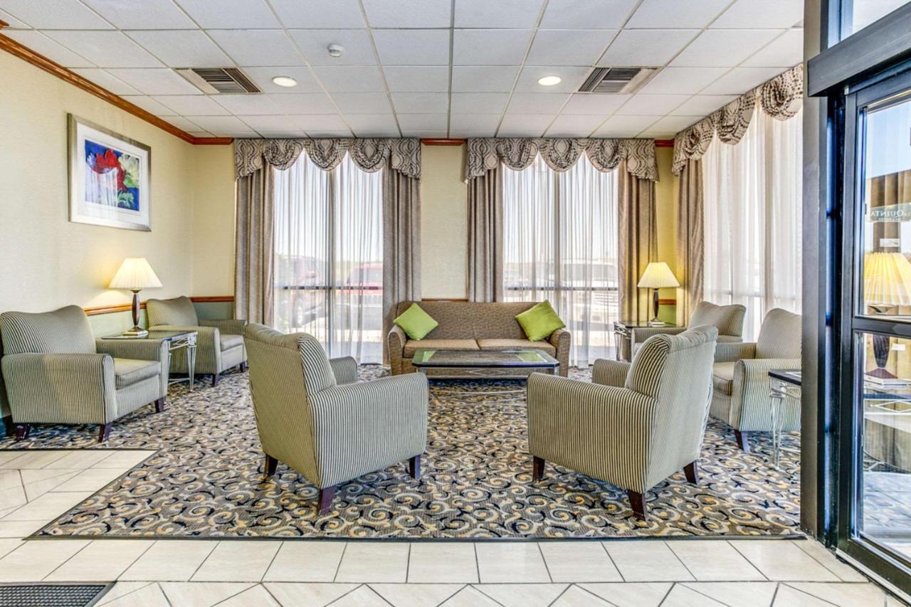 Wingate By Wyndham Wichita Airport Hotel Exterior photo